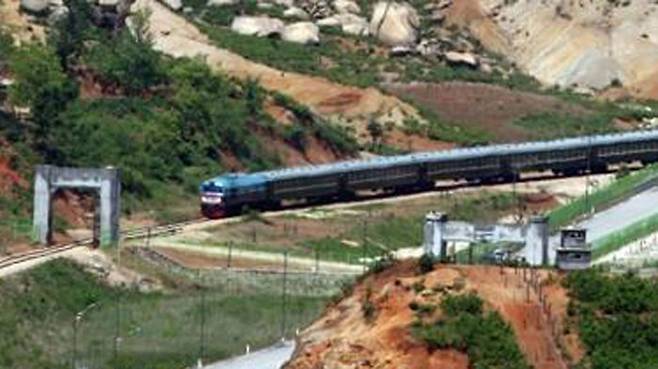 동해선 남북철도 연결구간 열차 시험운행이 성사됐던 2007년 5월 동해선 열차가 북측 통문을 지나 남측 강원도 고성군 제진역을 향하는 모습