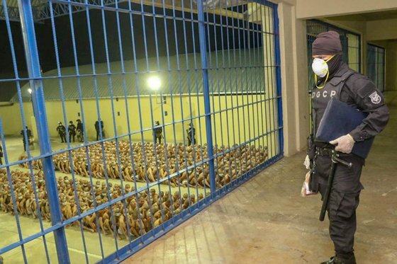 엘살바도르에 전국 교도소 봉쇄령이 내려진 지난 25일(현지시간) 이살코 교도소에서 마스크를 쓴 교도관이 수감자들을 감시하고 있다. [로이터=연합뉴스]