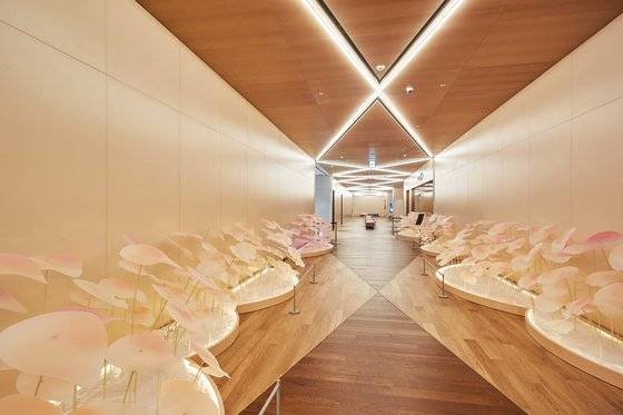 갤러리아 광교 각 층마다 다양한 설치 작품을 만날 수 있다. 아지랑이를 형상화한 작품. 사진 갤러리아