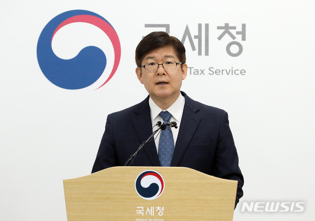 [세종=뉴시스] 강종민 기자 = 김진현 국세청 개인납세국장이 28일 오전 정부세종2청사에서 2019년도 종합소득이 있는 납세자는 6월 1일까지 소득세를 신고해야 하고 다음달 1일부터 홈택스로 신고할 수 있다고 밝히고 있다. 또 코로나19 조기 극복지원을 위해 모든 납세자의 납부기한을 8월 31일까지 연장한다고 덧붙였다. 2020.04.28. ppkjm@newsis.com