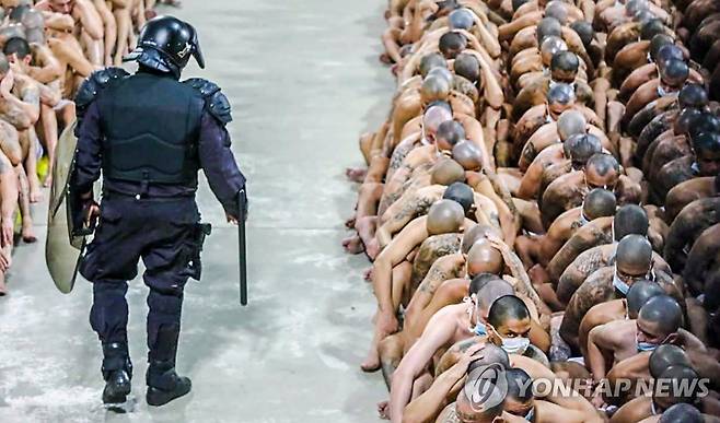 25일(현지시간) 엘살바도르 교도소 내부 수색 중 한데 모여있는 재소자들. [엘살바도르 대통령실 제공/AFP=연합뉴스]