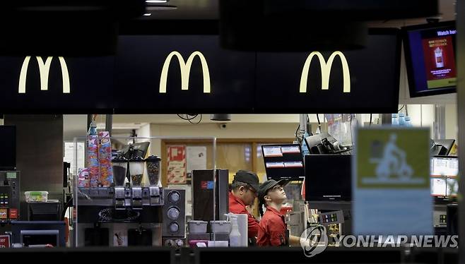 봉쇄령 해제 후 영업 준비 중인 맥도널드 종업원들 [AP=연합뉴스]