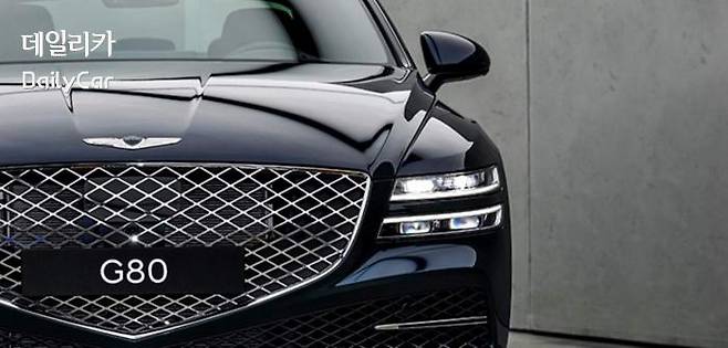 G80 (크레스트 그릴과 두 줄이 적용된 쿼드 램프)