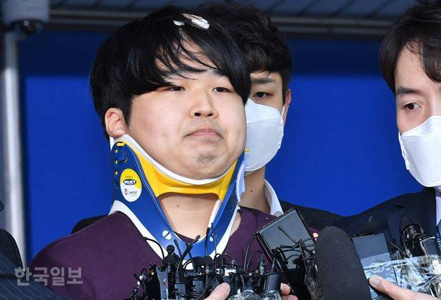 [저작권 한국일보] 성평등 교육의 부재가 '조주빈'을 키웠다는 지적이 나오고 있다. 텔레그램 '박사방'에서 미성년자를 포함한 여성들의 성 착취물을 제작ㆍ유포한 혐의를 받는 운영자 조주빈이 지난달 25일 오전 서울 종로경찰서에서 검찰로 송치되고 있다. 고영권 기자