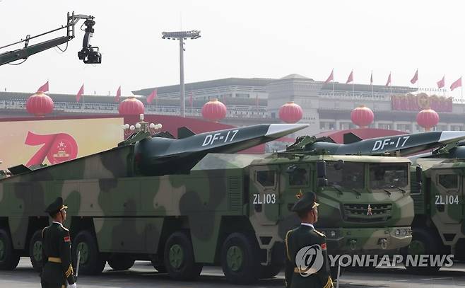 중국 열병식 등장한 극초음속 미사일 둥펑-17 (베이징=연합뉴스) 김진방 특파원 = 1일 오전 신중국 건국 70주년 기념일을 맞아 베이징(北京) 톈안먼(天安門) 광장에서 역대 최대 규모의 열병식 등 축하 행사가 열린 가운데 중국의 극초음속 미사일인 둥펑(DF)-17이 열병식에 등장했다.2019.10.1      chinakim@yna.co.kr ·