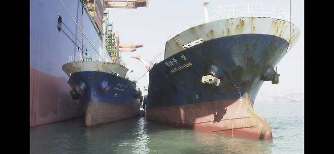 급유선 2척이 호스를 연결해 릴레이 방식으로 급유하는 모습 [연합뉴스TV 제공. 재판매 및 DB 금지]