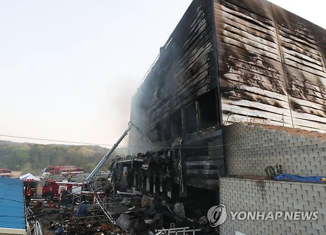처참한 화재 현장 (이천=연합뉴스) 홍기원 기자 = 29일 오후 다수의 사상자가 발생한 경기도 이천시 모가면의 한 물류창고 공사장 화재 현장에서 소방관들이 진화작업을 하고 있다. xanadu@yna.co.kr