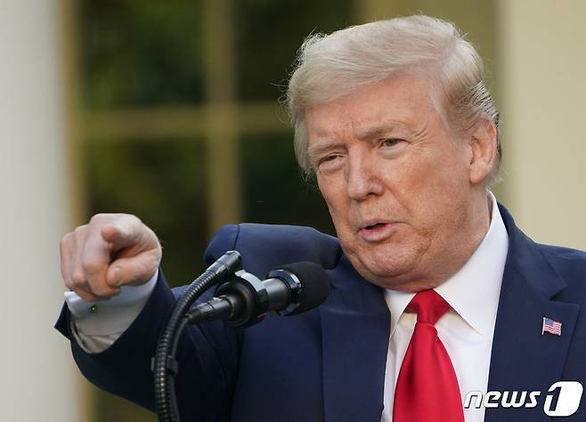 트럼프 대통령이 27일 백악관에서 열린 코로나19 기자회견서 발언하고 있다. © AFP=뉴스1 © News1 우동명 기자