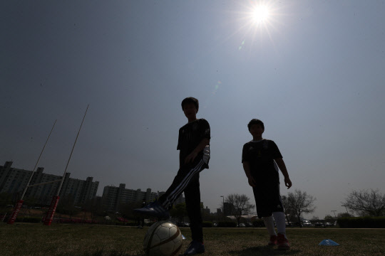 29일 오후 서울 서초구 잠원 한강공원에서 어린이들이 가벼운 옷차림으로 축구를 하고 있다. 연합뉴스