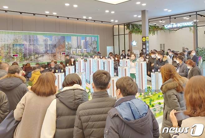 올해 초 수도권에서 분양한 아파트 견본주택(모델하우스)에서 관람객들이 아파트 모형을 둘러보는 모습.© 뉴스1