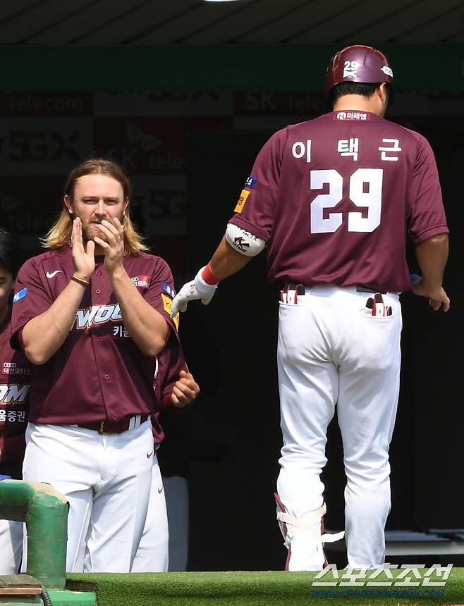 2020 KBO리그 키움 히어로즈와 SK 와이번스의 연습경기가 1일 인천 SK행복드림구장에서 열렸다. 키움 이택근이 3회초 2사 솔로포를 치고 들어오자 모터가 박수를 치고 있다. 인천=정재근 기자 cjg@sportschosun.com/2020.05.01/