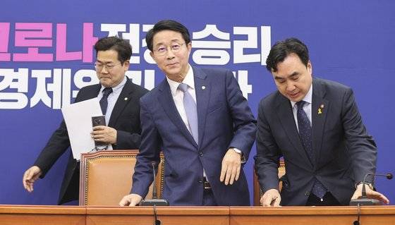 더불어민주당 조정식 정책위의장이 22일 오후 국회에서 열린 기자간담회에 참석하고 있다. 왼쪽부터 박찬대 의원, 조 정책위의장, 윤관석 정책위 수석부의장. 임현동 기자