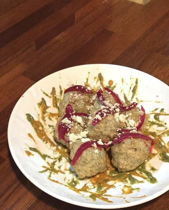 오일이 가지고 있는 액체의 성질을 버리고 파우더로 대체하여 비자오일 파우더를 만들어 보았다. 눈으로 보기에는 단순히 눈이 내린 하얀 파우더 같지만 입으로 들어간 눈송이 들은 입안에서 사르르 녹는 비자오일의 맛을 표현했다.