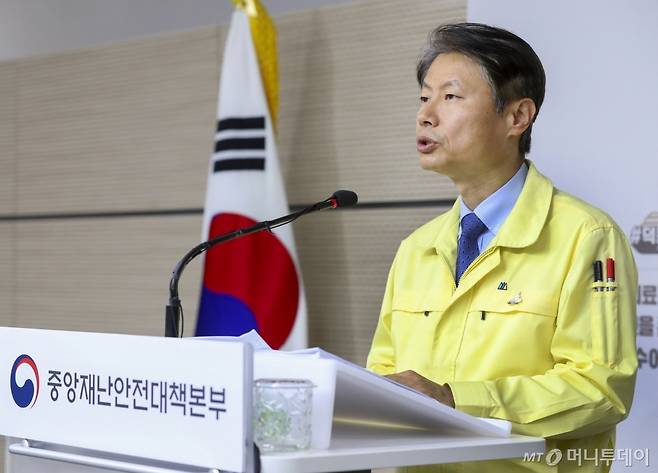 김강립 중앙재난안전대책본부 1총괄조정관이 1일 정부세종청사에서 정례브리핑을 하고 있다. /사진제공=보건복지부