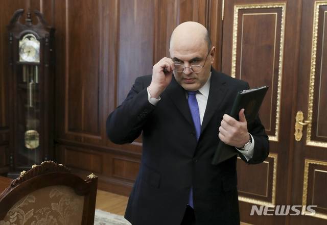 [모스크바=AP/뉴시스] 러시아의 새 총리로 15일(현지시간) 미하일 미슈스틴 국세청장이 임명됐다. 사진은 2019년 5월 6일 모스크바 크렘린에서 블라디미르 푸틴 대통령과의 회의에 참석한 미슈스틴의 모습. 2020.01.16