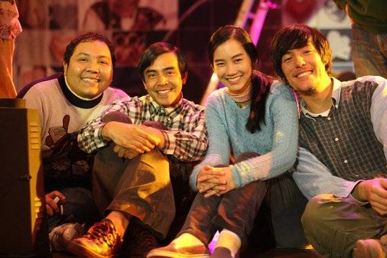 배우 신현빈이 10년 전 데뷔한 영화 '방가? 방가!' 속 이주 노동자들. 오른쪽 두 번째가 신현빈이 연기한 베트남 여인 장미다. 실제 외국 국적 동료 배우들 사이에서 이질감 없이 녹아들었다. [사진 시너지]