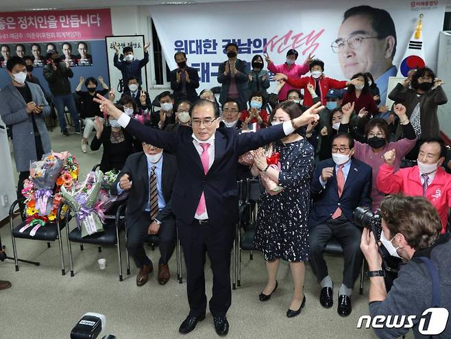 태영호 미래통합당 강남갑 후보가 16일 새벽 서울 강남구 신사동 자신의 선거사무소에서 21대 국회의원선거 당선이 확실해지자 지지자들에게 인사를 하고 있다. / 사진제공=뉴스1