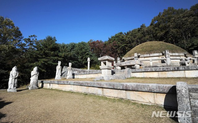 [서울=뉴시스] 개성시 오산리에 있는 고려 31대 공민왕(恭愍王)의 현릉(玄陵)과 서쪽에 서 있는 문인석, 무인석. (사진=평화경제연구소 제공) 2020.05.02. photo@newsis.com