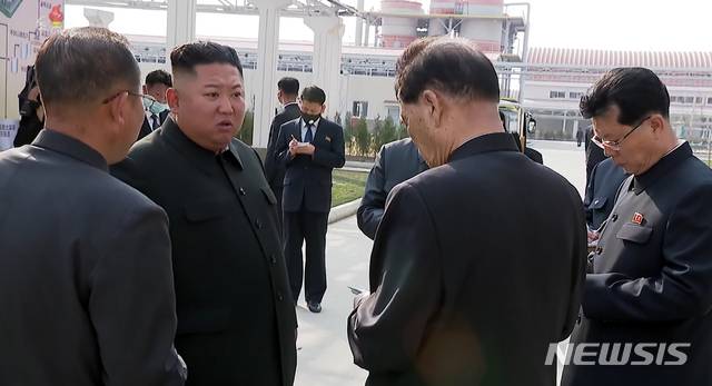 [서울=뉴시스] 북한 조선중앙TV가 2일 김정은 국무위원장이 평안남도 순천에 있는 인비료공장 준공식에 참석했다고 보도하고 있다. (사진=조선중앙TV 캡처) 2020.05.02. photo@newsis.com