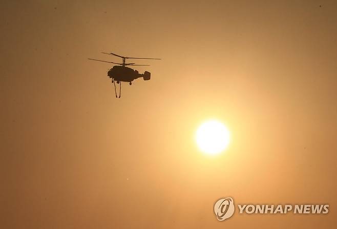 山火事進化出動 (高声=連合ニュース) イ・ゾンゴン記者 = 去る 1日江原高城郡土城面桃源里で発生した山火事鎮火に投入された山林庁山火事鎮火ヘリが 2日夜明け山火事地域に出動している. 2020.5.2 momo@yna.co.kr