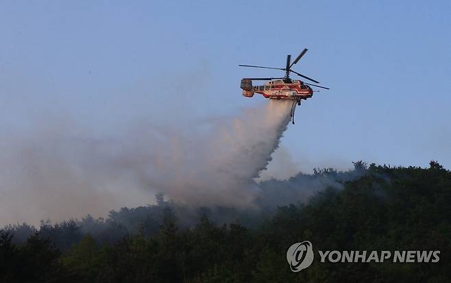 산불진화 나선 헬기 (고성=연합뉴스) 이종건 기자 = 지난 1일 강원 고성군 토성면 도원리에서 발생한 산불 진화에 투입된 산림청 산불 진화 헬기가 2일 산불 지역에 물을 투하하고 있다.      2020.5.2 momo@yna.co.kr