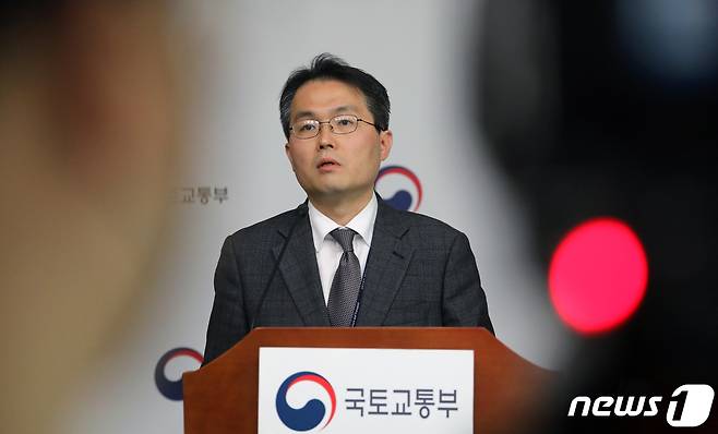 김영한 국토교통부 토지정책관이 지난 4월  21일 정부세종청사 브리핑실에서 부동산시장 불법행위 대응반 수사 중간결과에 대한 설명을 마친 뒤 취재진과 인터뷰를 하고 있다. 2020.4.21/뉴스1 © News1 장수영 기자