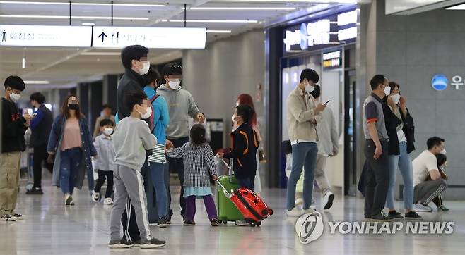 '황금연휴 나흘째' 제주에서 돌아온 시민들 (서울=연합뉴스) 류영석 기자 = 황금연휴 나흘째인 3일 오전 서울 강서구 김포공항에서 제주발 여객기를 타고 온 승객들이 국내선 청사를 나서고 있다. 2020.5.3 ondol@yna.co.kr