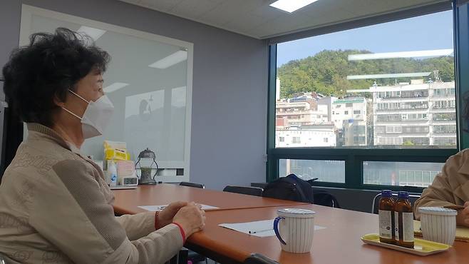 18살 때 자신을 성폭행한 남성에게 저항하다 상해를 입힌 혐의로 유죄 판결을 받은 최말자씨가 56년 만의 재심 청구를 준비하며 지난달 30일 부산여성의전화 사무실에서 <한겨레>와 인터뷰하고 있다.