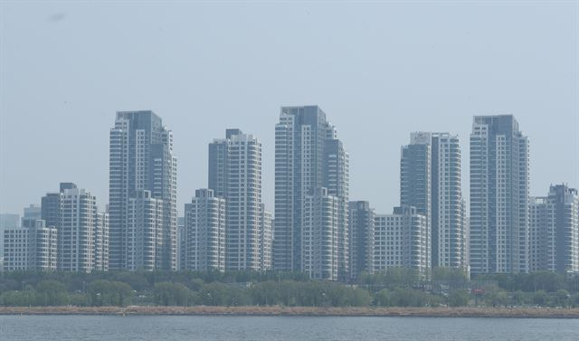 서울 강남권 3구(강남·서초·송파구)의 아파트값이 8년 만에 월간 최대 폭으로 하락했다는 부동산 114의 조사가 나온 이달 1일 서울 서초구 아파트들이 미세먼지로 뿌옇게 보인다. 연합뉴스