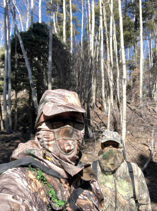 지난달 16일(현지시간) 미국 뉴멕시코주 타오스의 한 숲에서 사냥 중인 나다니엘 에반스(오른쪽)와 브라이언 반 네벨. 타오스｜로이터연합뉴스