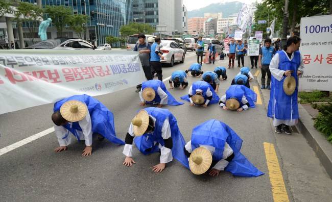 전국대리운전노동조합 소속 대리기사들이 지난 8월28일 서울고용노동청 앞에서 기자회견을 열고 조속한 노조 설립 필증 발부를 요구하며 삼보일배를 하고 있다. 대리기사들은 특수고용직이라 고용보험 등 사회안전망의 사각지대에 있다. 강윤중 기자