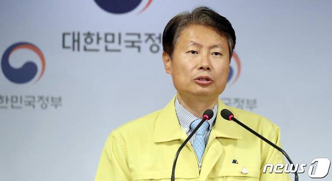 (서울=뉴스1) 김명섭 기자 = 김강립 중앙재난안전대책본부 1총괄조정관이 4일 서울 정부서울청사에서 코로나19 대응 현황 등 브리핑을 하고 있다. 2020.5.4/뉴스1