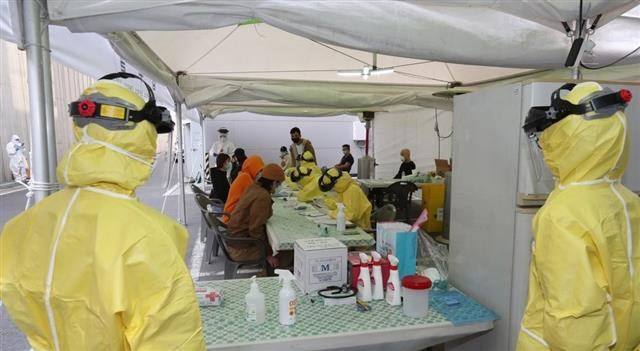 KTX 울산역 선별진료소에서 의료진이 해외 입국자의 검체를 채취하고 있다. 울산시 제공