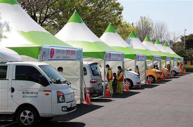 자원봉사자들이 ‘굿바이 코로나 울산 방역 정류장’에서 차량을 소독하고 있다.울산시 제공