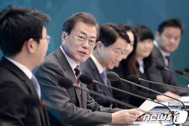 문재인 대통령이 2월 27일 청와대에서 국토교통부와 해양수산부 업무보고에 앞서 발언하고 있다. (청와대 제공) 2020.2.27/뉴스1
