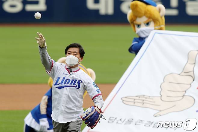 이성구 대구시의사회장이 5일 오후 대구 수성구 연호동 대구삼성라이온즈파크에서 열린 프로야구 '2020 신한은행 SOL KBO리그' 삼성 라이온즈와 NC 다이노스의 시즌 개막전 시구를 하고 있다. 이 회장은 지난 2월 신종 코로나바이러스 감염증(코로나19)이 대구를 뒤덮자 대구를 구해달라는 내용의 호소문을 통해 전국 의료진의 도움을 이끌었다. 2020.5.5 /뉴스1 © News1 공정식 기자