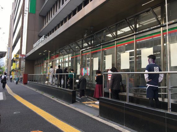 일본의 골든위크 시작 직전인 지난 1일 도쿄 미나토구 한 우체국 앞. 이용객들이 건물 밖에서 간격을 두고 서서 차례차례 한 명씩 우체국으로 입장하고 있다. 사진=조은효 특파원