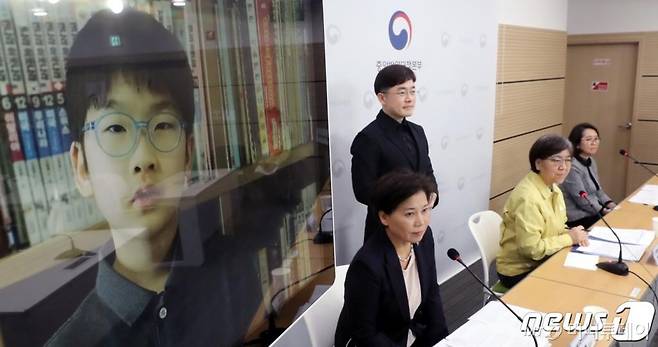 (청주=뉴스1) 장수영 기자 = 정은경 신종 코로나바이러스 감염증(코로나19) 중앙방역대책본부 본부장이 29일 충북 청주시 질병관리본부 브리핑실에서 열린 코로나19 관련 어린이 특집 브리핑에서 최은하 서울의대 소아과학교실 교수(왼쪽), 김예진 성균관의대 삼성서울병원 소아청소년과 교수와 함께 질의답변 시간을 갖고 있다. 2020.4.29/뉴스1