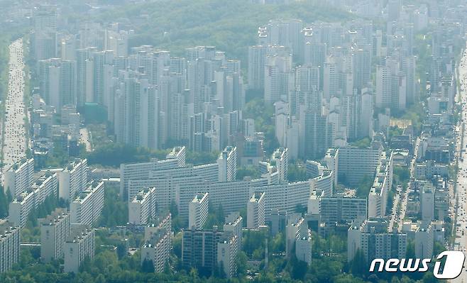 서울 송파구 롯데월드타워 전망대에서 바라본 강남구 아파트 단지의 모습. 2020.5.4/뉴스1 © News1 김진환 기자