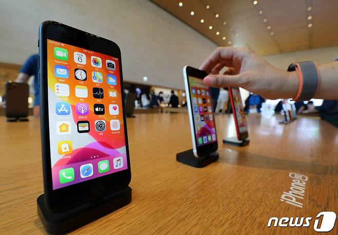 6일 오후 서울 강남구 애플스토어에서 시민들이 보급형 스마트폰 아이폰SE를 살펴보고 있다.2020.5.6/뉴스1 © News1 이재명 기자