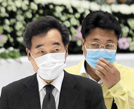 이낙연(왼쪽) 전 총리가 5일 경기도 이천시 서희청소년문화센터에 마련된 이천 물류창고 화재 참사 합동 분향소에서 조문을 마치고 나서고 있다. /연합뉴스