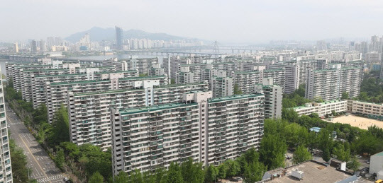 한동안 가격이 하락했던 서울 주요 지역 재건축 대상 아파트값이 연휴를 기점으로 다시 오름세를 보이고 있다. 사진은 잠실주공5단지 모습.<연합뉴스>