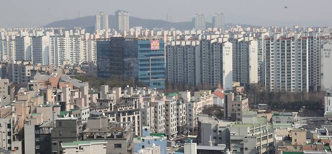 정부가 19차 부동산 대책을 발표한 20일 규제를 받게된 수원지역 아파트 단지 [이승환 기자]