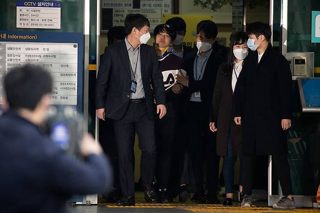 ⓒ시사IN 이명익3월25일 ‘n번방’ 박사방의 운영자 조주빈이 검찰에 송치되기 전 종로경찰서를 나오고 있다.