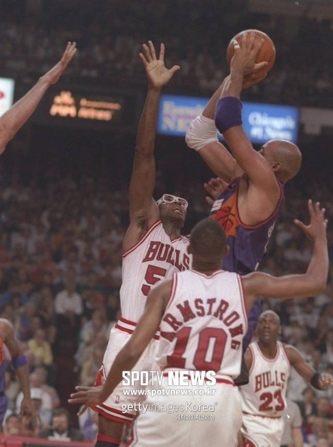 ▲ 찰스 바클리는 지금의 멀어진 관계와 상관없이 마이클 조던을 최고의 농구선수라고 칭했다.