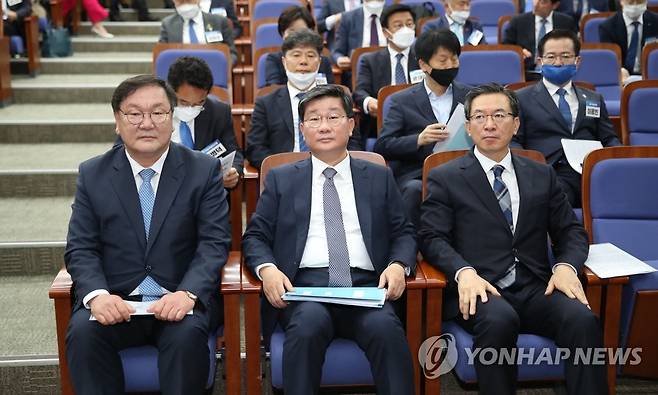 토론회 시작 기다리는 민주당 원내대표 후보자들 (서울=연합뉴스) 김인철 기자 = 6일 오전 국회에서 열린 더불어민주당 원내대표 후보자 합동토론회에서 김태년(왼쪽부터), 전해철, 정성호 의원이 토론회 시작을 기다리고 있다. 2020.5.6 yatoya@yna.co.kr