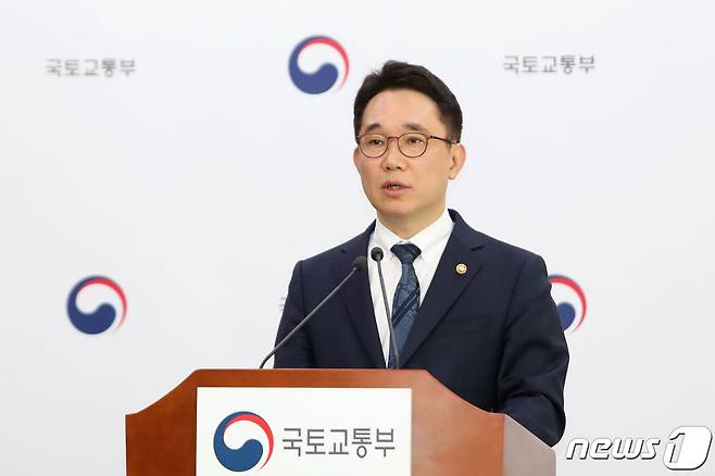 박선호 국토교통부 1차관이 6일 오후 세종시 정부세종청사에서 '수도권 주택공급 기반 강화 방안' 발표를 하고 있다. 정부는 공공주도 재개발사업 등을 통해 서울 도심의 주택공급을 7만가구 더 늘린다고 이날 전했다. 3기 신도시엔 사전청약제가 도입돼 국민들의 주택공급 체감도를 높인다는 전략이다. (국토교통부 제공) 2020.5.6/뉴스1