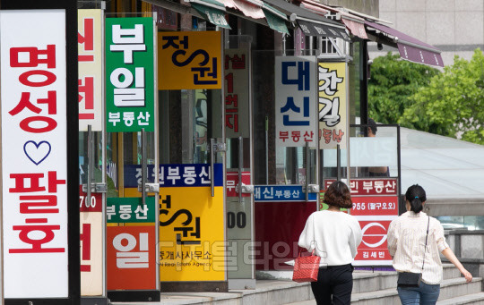 한국감정원이 7일 발표한 '2020년 5월 1주 전국 주간 아파트 가격 동향'에 따르면 지난 4일 기준 서울 아파트 매매가격은 지난주 대비 0.06% 떨어져 6주 연속 하락한 것으로 나타났다. 사진은 서울의 한 부동산 중개업소 모습.  



박동욱기자 fufus@