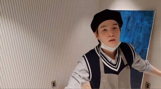 지난달 24일 유튜브 채널 ‘방탄TV’에서 일상을 공개한 방탄소년단의 슈가. [사진 빅히트엔터테인먼트]