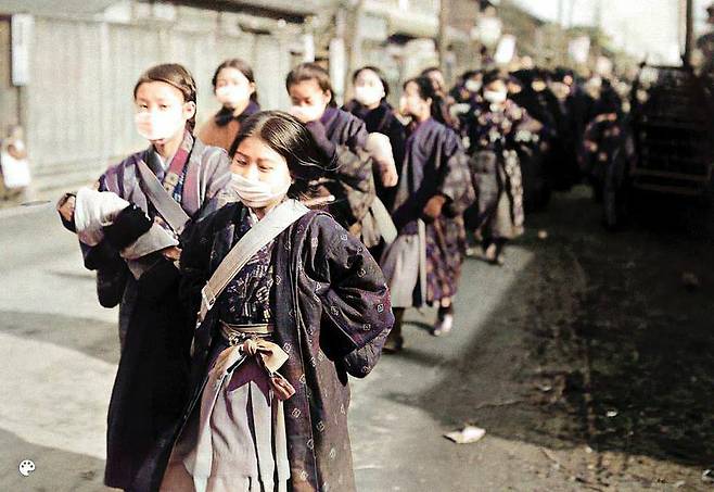 1919년 전 세계에 스페인 독감이 유행했을 당시, 일본의 소녀 수십 명이 한 사람도 빠짐없이 면 마스크를 착용한 채 어디론가 이동하고 있다. (사진=MyHeritage)　